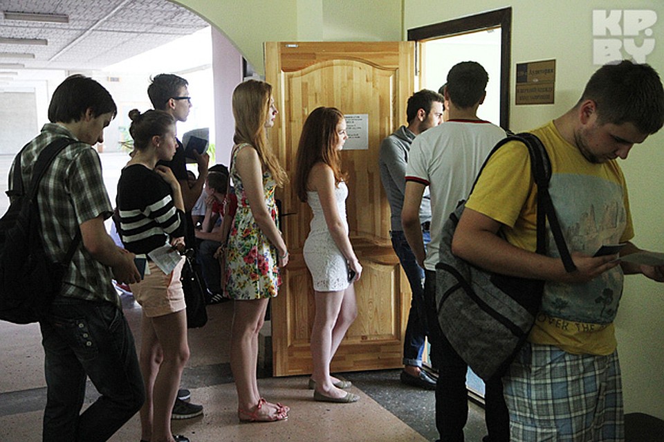 В радиотехническом университете за сертификатами очередь. Фото: Павел МАРТИНЧИК