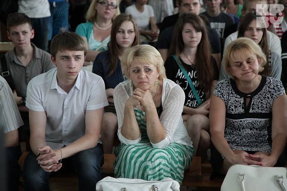 Когда стало очевидно, что попасть на желаемое место не так просто, многие родители стали продумывать, что делать дальше: идти на платное на эту же специальность? Или сменить на другую, но остаться на бюджете? Фото: Виктор ГИЛИЦКИЙ