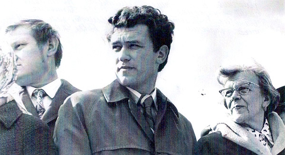 Валерий Шмидт (в центре), народная артистка СССР Татьяна Пельтцер и заместитель начальника дирекции строительства БАМа Гончаров на открытии рабочего движения по мосту через реку Лена, сентябрь 1975 года. Смотрите фотогалерею.