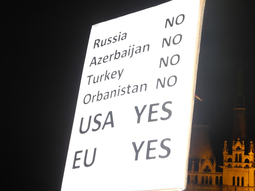 Оцените логику протестующих: Россию и почему-то Турцию с Азербайджаном, приравненных к обазиатченной Венгрии, противопоставляют великим США и ЕС. Фото: Дарья АСЛАМОВА
