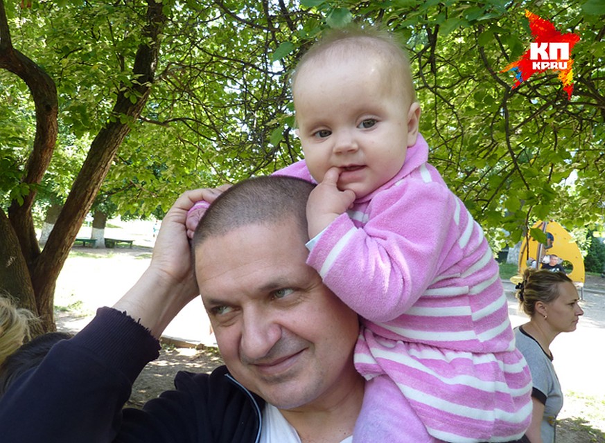 Вику Толкунову воспитывает папа. Фото: семейны архив.
