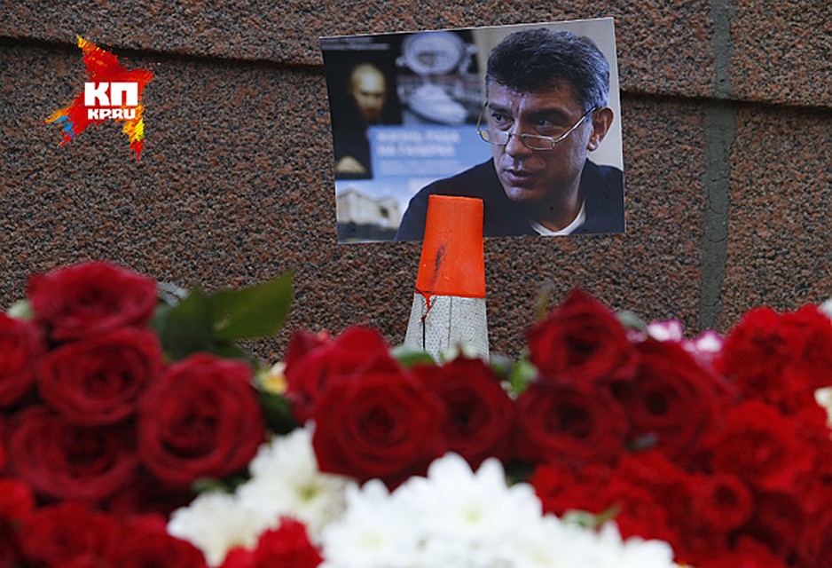Люди несут цветы к месту гибель политика Фото: REUTERS