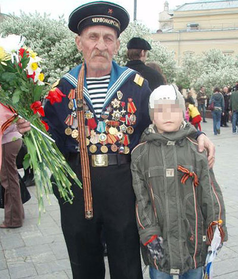 "Ветеран" позирует с мальчиком. Фото: СОЦСЕТИ