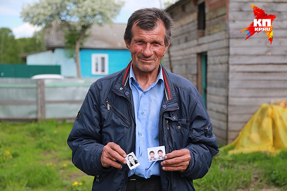 Александр держит в руках фотографии своих родственников, которых отыскали журналисты Фото: Мария ЛЕНЦ
