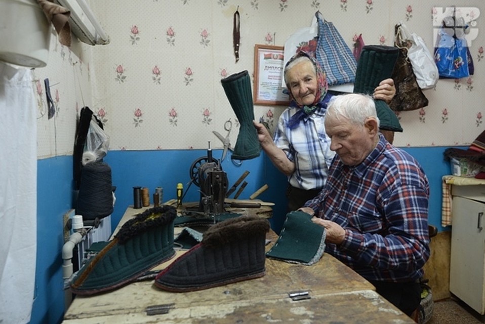 В Мотоле до сих пор шьют бурки. Работа тяжелая, но денежная. Фото: Виктор ДРАЧЕВ