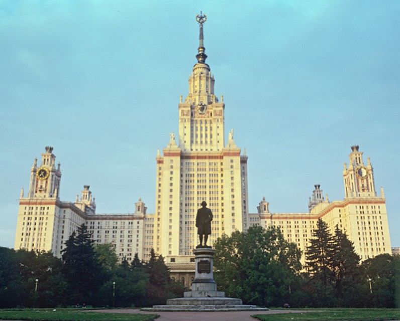 Именем Ломоносова назван самый главный вуз страны.