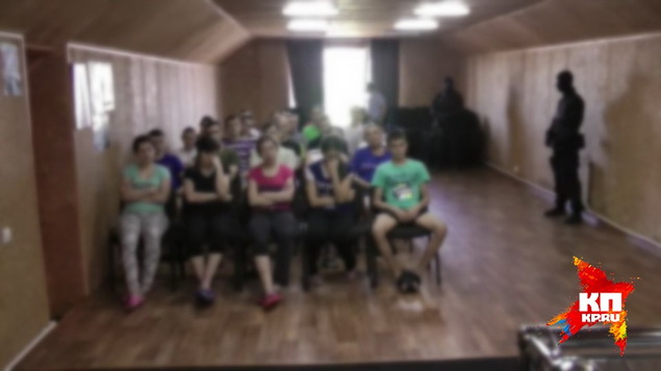 Когда спецназ зашел в помещение "молитвенной тюрьмы", то увидел десятки напуганных людей.