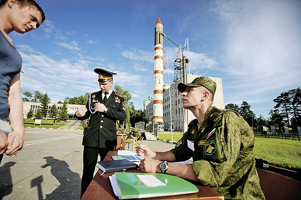 На одно место в Военно-космической академии претендуют несколько человек. Предстоит нелегкий выбор. Фото: Тимур ХАНОВ