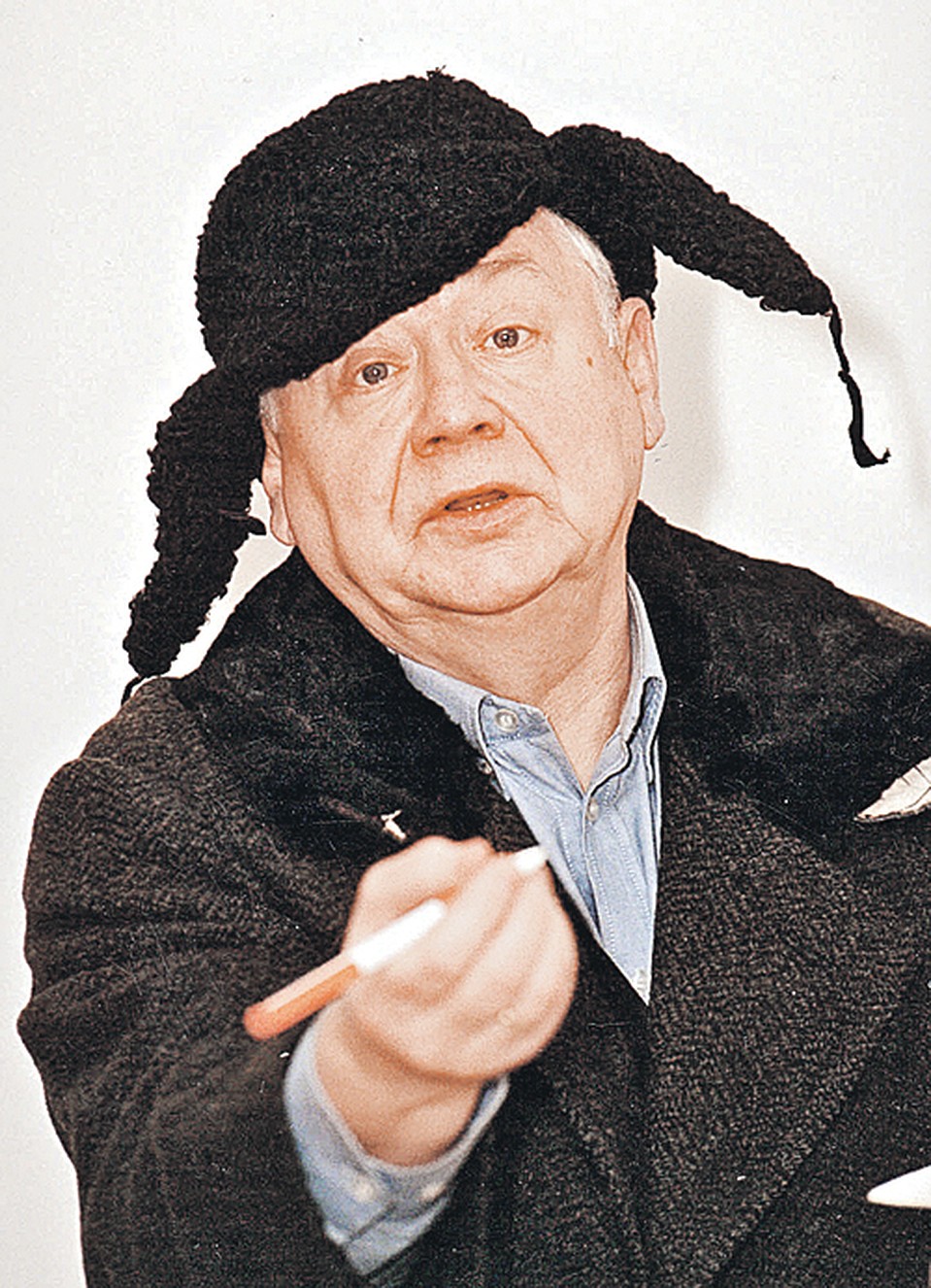 Олег Павлович, гениальный лицедей, любит петь, любит есть, театр понимает как «зов», как чувственное заражение одного человека другим и за своих сражается с бульдозерной хваткой. Об этом читайте в его книге «Моя настоящая жизнь». Фото: RUSSIAN LOOK