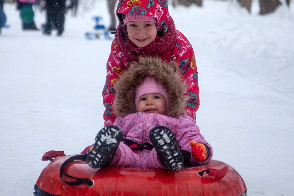 9 горок, где покататься на тюбингах в Москве