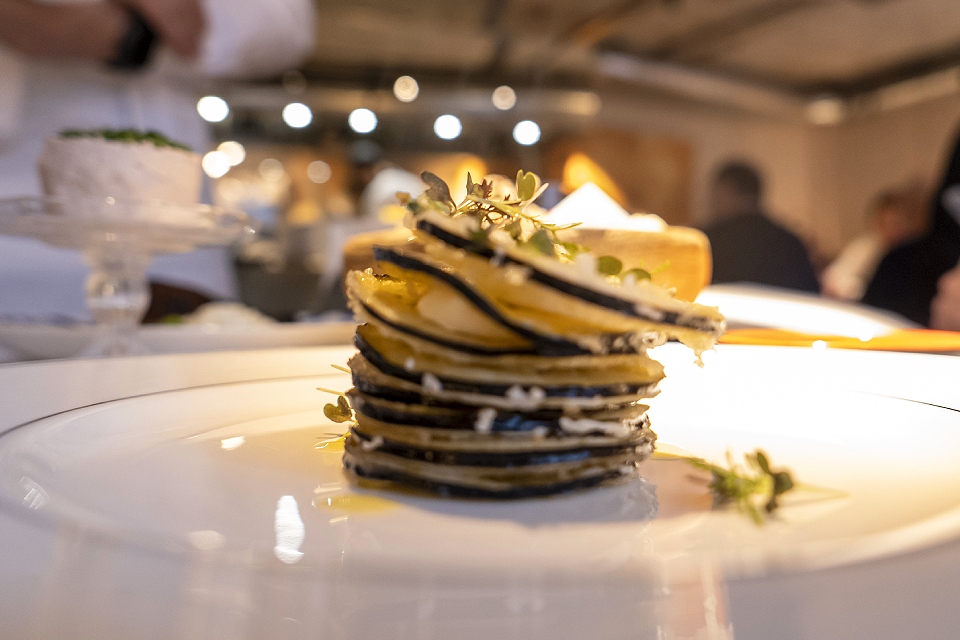 Ресторан Muse: белые скатерти, черные стейки