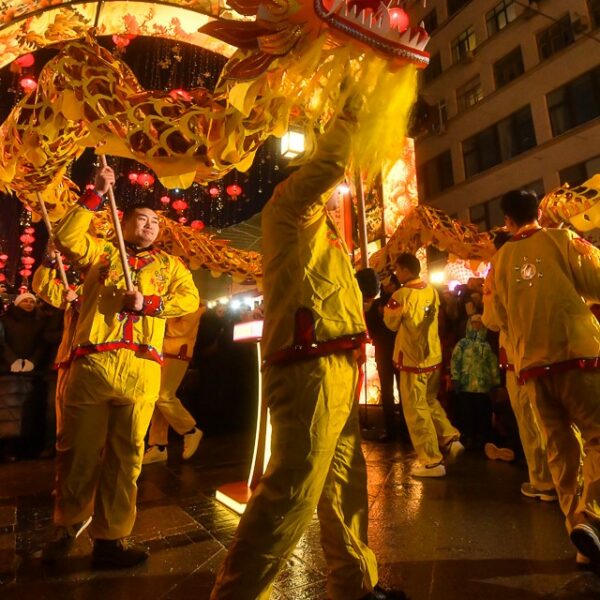 10 лучших идей, где отметить праздник Поднебесной в Москве 2024: ярмарка еды, 18-метровый дракон и игры на логику