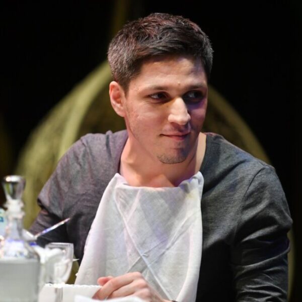 Спектакль «Отцы и дети» в Московском театре иллюзии