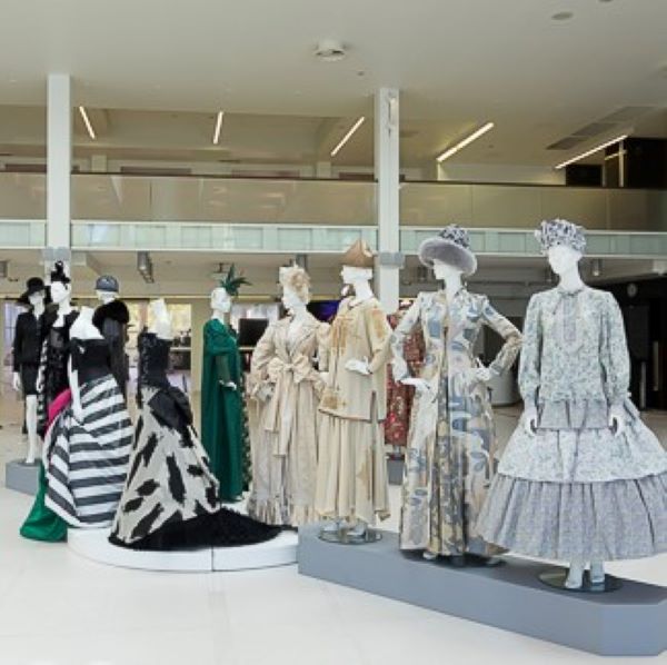 Выставка памяти Вячеслава Зайцева и Валентина Юдашкина в Эрмитаже