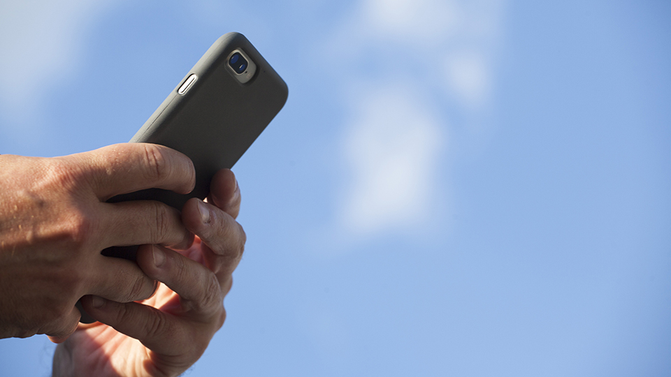 10 лучших смартфонов с мощным аккумулятором в 2025 году