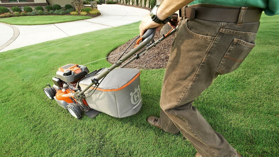 16 лучших газонокосилок в 2023 году
