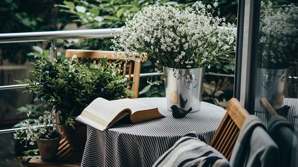 На балконе легко организовать обеденную зону или место для приема гостей. Фото: fornStudio / Shutterstock / Fotodom