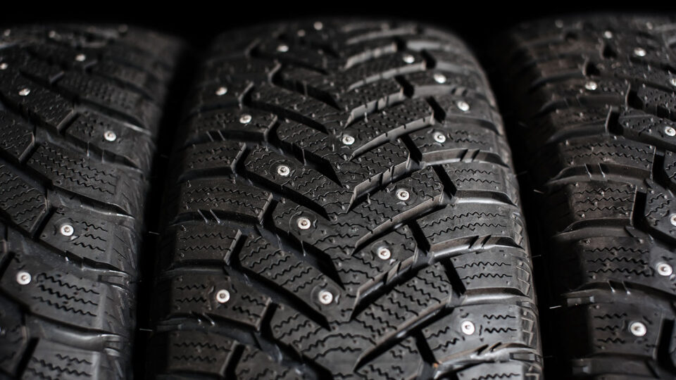 Зимние ошипованные шины. Фото: alexdov / Shutterstock / Fotodom