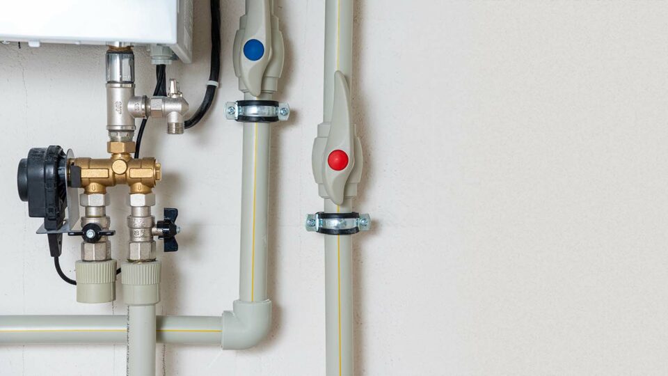 Разводка труб с горячей и холодной водой. Фото: Iurii Kosintsev / Shutterstock / Fotodom