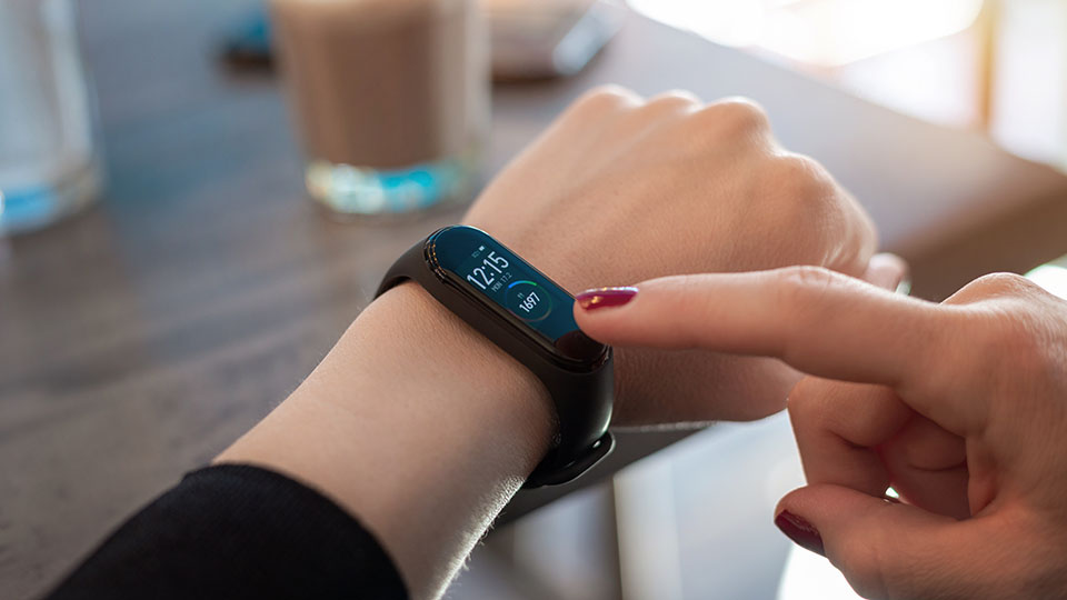 Лучшие недорогие фитнес-браслеты в 2025 году