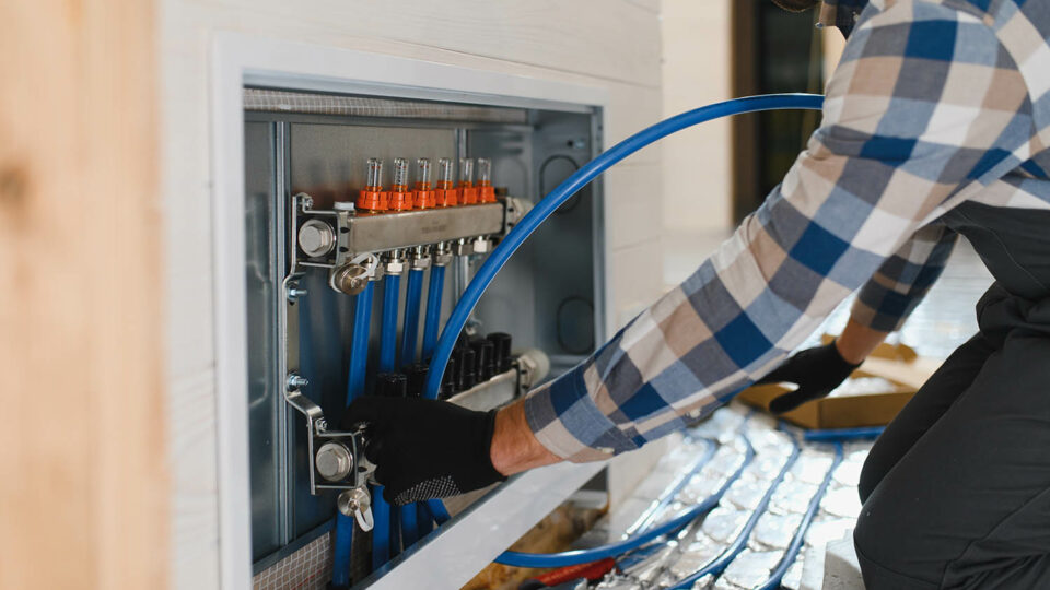 Водяной теплый пол устанавливают в основном в частных домах. Фото: Hryshchyshen Serhii / Shutterstock / Fotodom