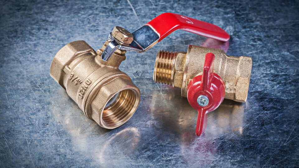 Рукоятка шарового крана выполняется в форме рычага или «бабочки». Фото: mihalec / Shutterstock / Fotodom