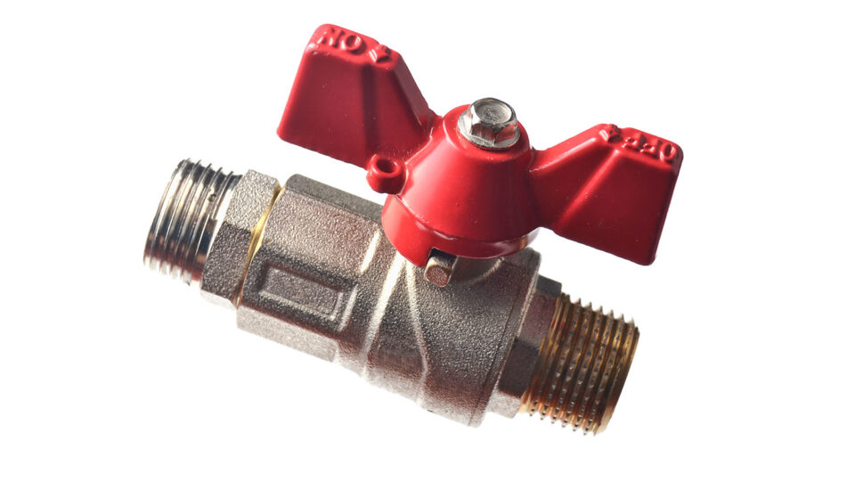 Шаровой кран рассчитан на работу в двух положениях: «открыто» и «закрыто». Фото: Vladimir Sukhachev / Shutterstock / Fotodom