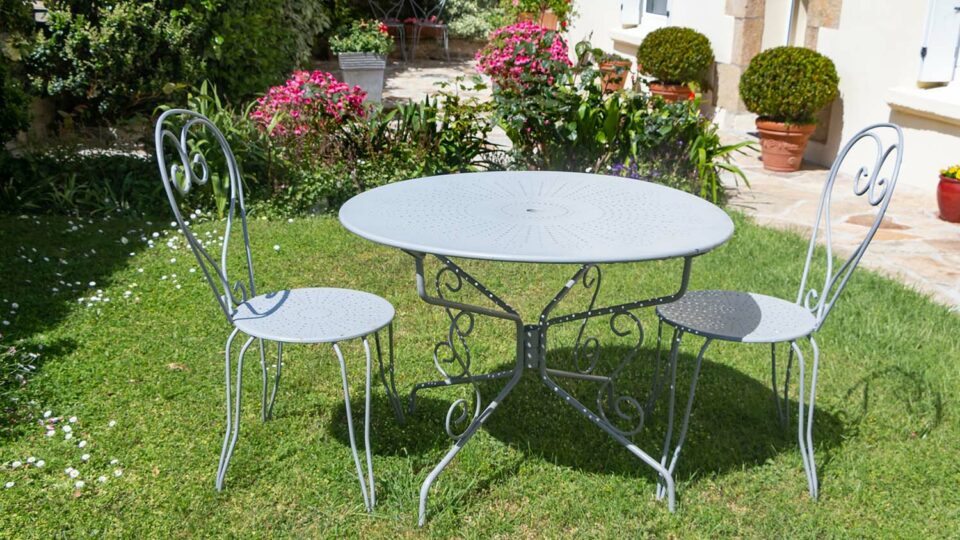 Садовая мебель из металла. Фото: aurelie le moigne / Shutterstock / Fotodom