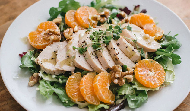 Салат с курицей, мандаринами и грецкими орехами