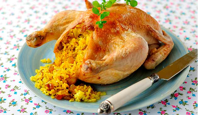 Курица, фаршированная рисом и сухофруктами