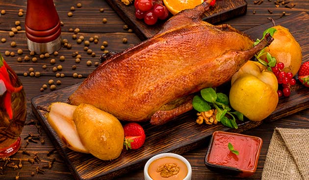 Утка, фаршированная луком и грушами