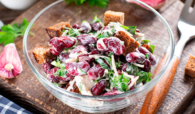 Крабовый салат с фасолью и сухариками