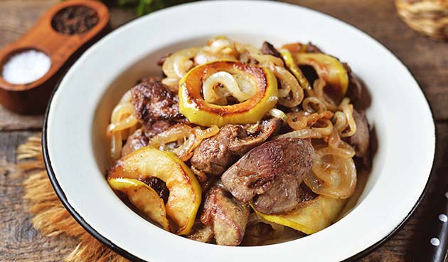 Печень с яблоками и луком