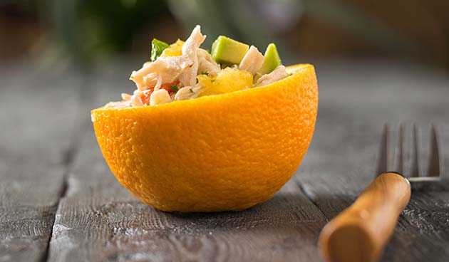 Салат с курицей и огурцом в апельсиновой корзиночке