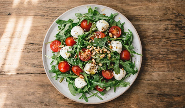 Овощной салат с руколой