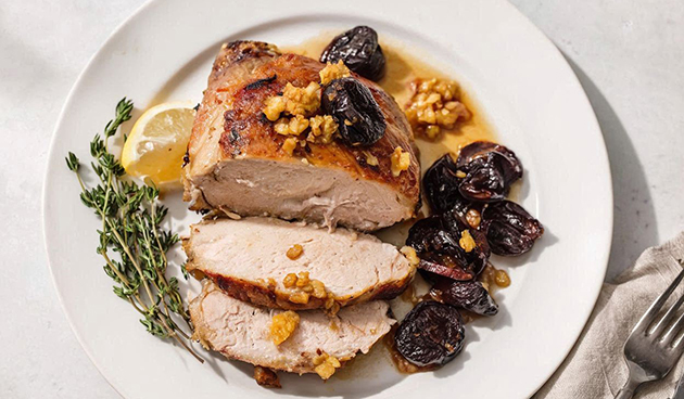 Запеченная индейка с чесноком и черносливом