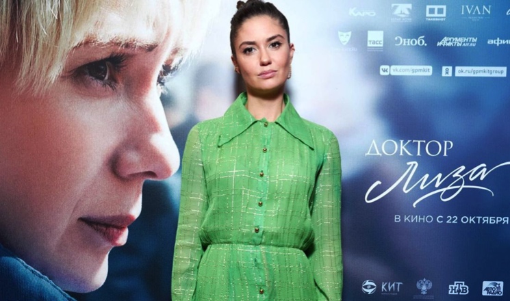 Ушла в разнос: Агата Муцениеце появилась на пляже без купальника