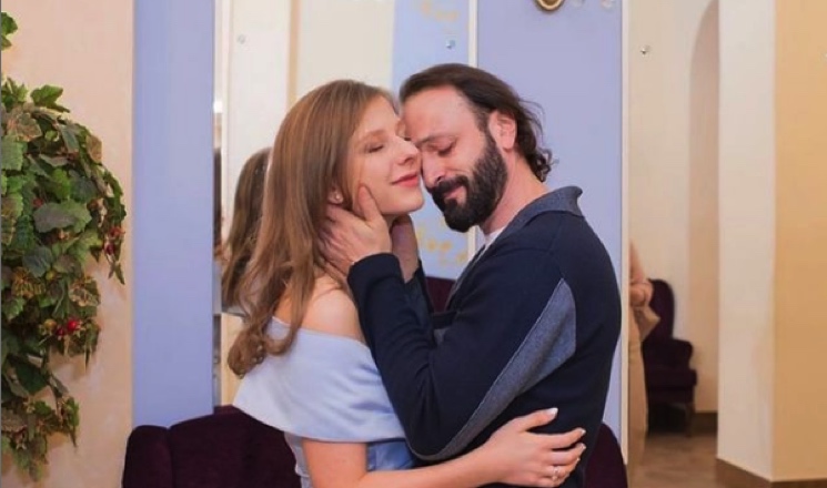 «Делимся нашей радостью»: 26-летняя звезда «Папиных дочек» и 47-летний фигурист Илья Авербух ждут ребенка