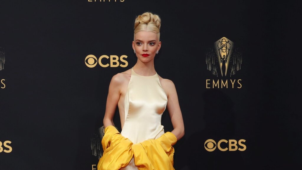 Эмма Коррин с острыми когтями, стильная Аня Тейлор-Джой и помолодевшая Кейт Уинслет: чем удивили звезды на «Эмми-2021»