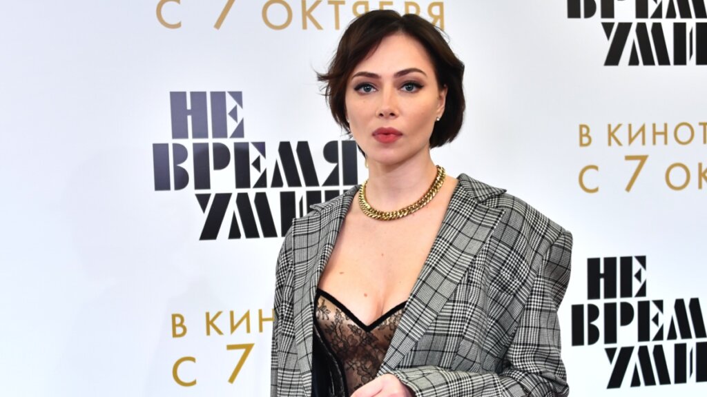 Настасья Самбурская показала свой крепкий тыл во всей красе