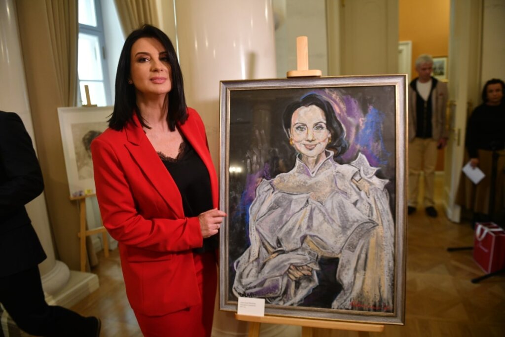 Екатерина Стриженова спешно покинула Россию