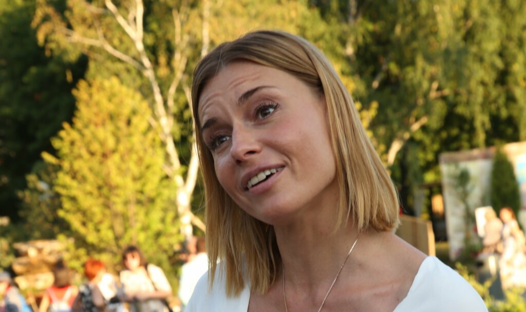 Новости шоу-бизнеса: скандальные слова звезды «Сватов», отъезд Толкалиной из России и страстный поцелуй принца Гарри