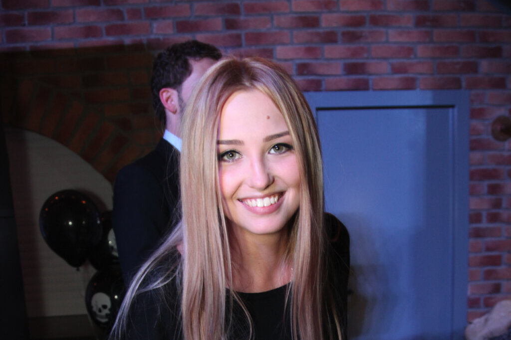 Смерть отца покрыта мраком, муж бросил семью: как живет актриса Аглая Шиловская