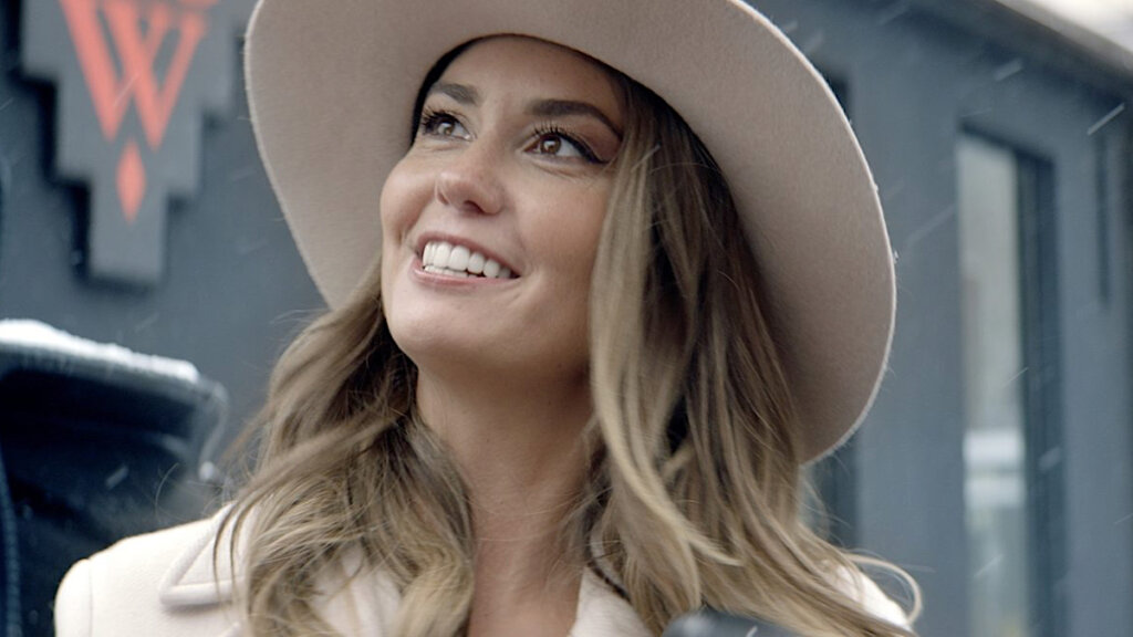 Агата Муцениеце в ярком образе с оголенными ключицами предстала перед публикой