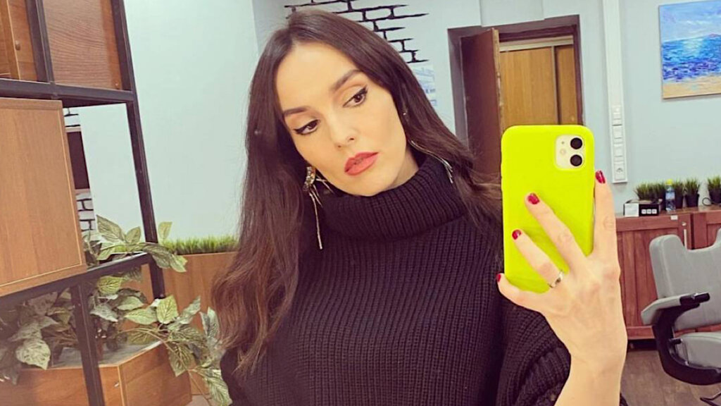 Звезда «Кармелиты» и ведущая Первого канала Юлия Зимина показала точеную фигуру в облегающем боди