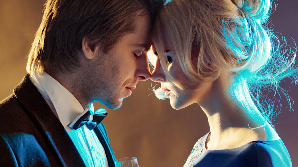 Какао, свечи и первая премьера Нового года: организовываем свидание