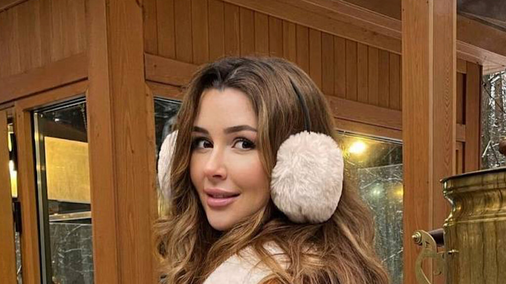 Дочь онкобольной Анастасии Заворотнюк не собирается возвращаться в Россию