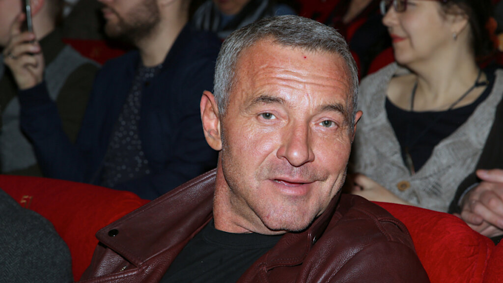 Изувеченного и без лица актера Максима Дрозда спасают врачи