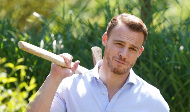 Керем Бюрсин был экстренно прооперирован