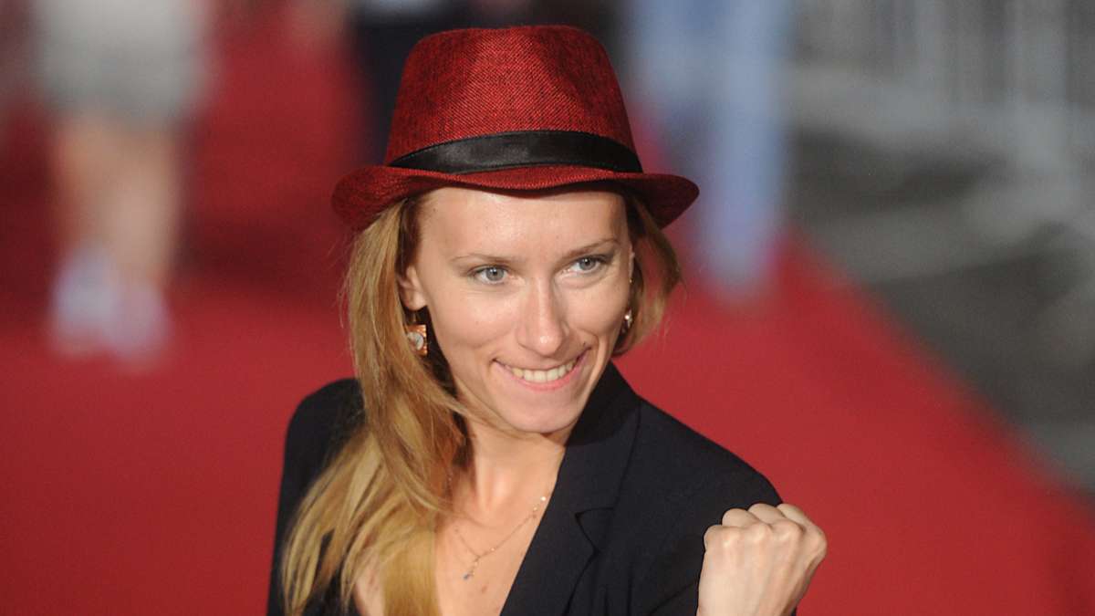 Қыз өзін жыныстық қатынасқа түсіреді